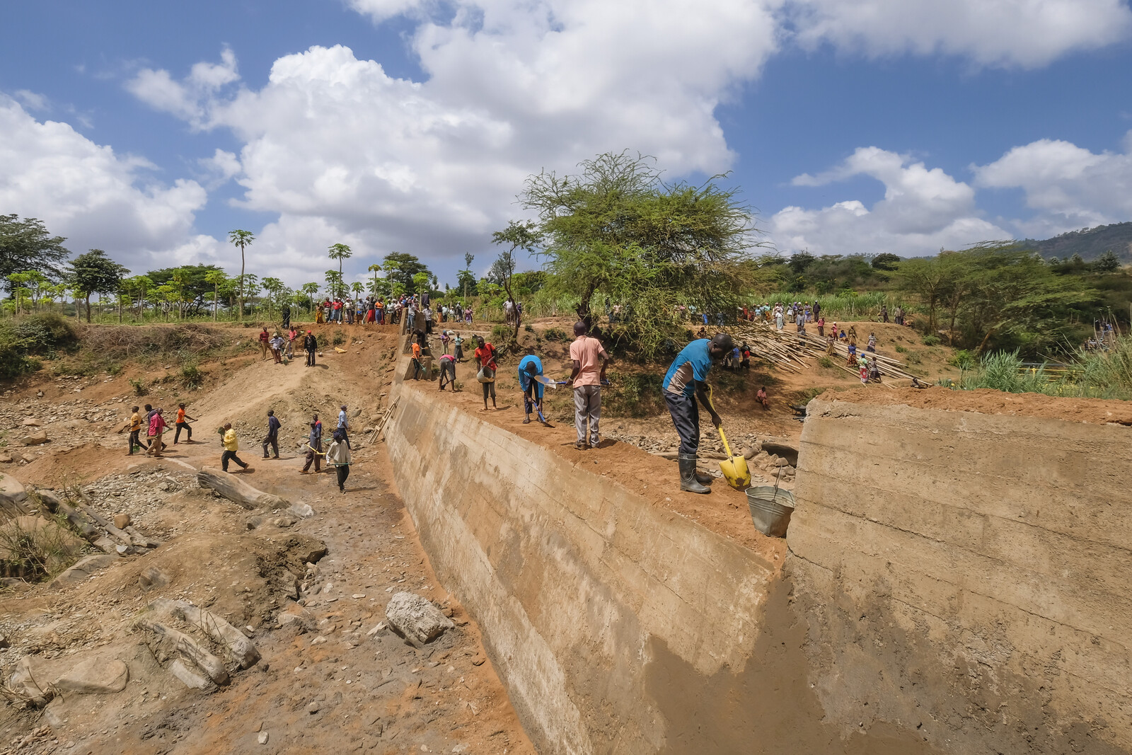 Hilfsprojekt in Kenia: Menschen beim Bau eines Staudamms