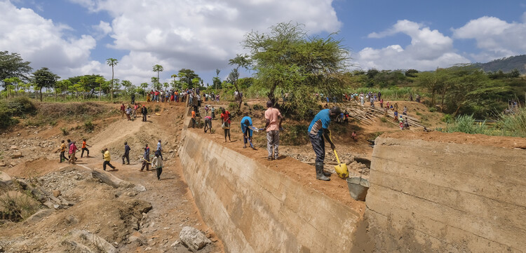 Hilfsprojekt in Kenia: Menschen beim Bau eines Staudamms Hilfsprojekt in Kenia: Menschen beim Bau eines Staudamms