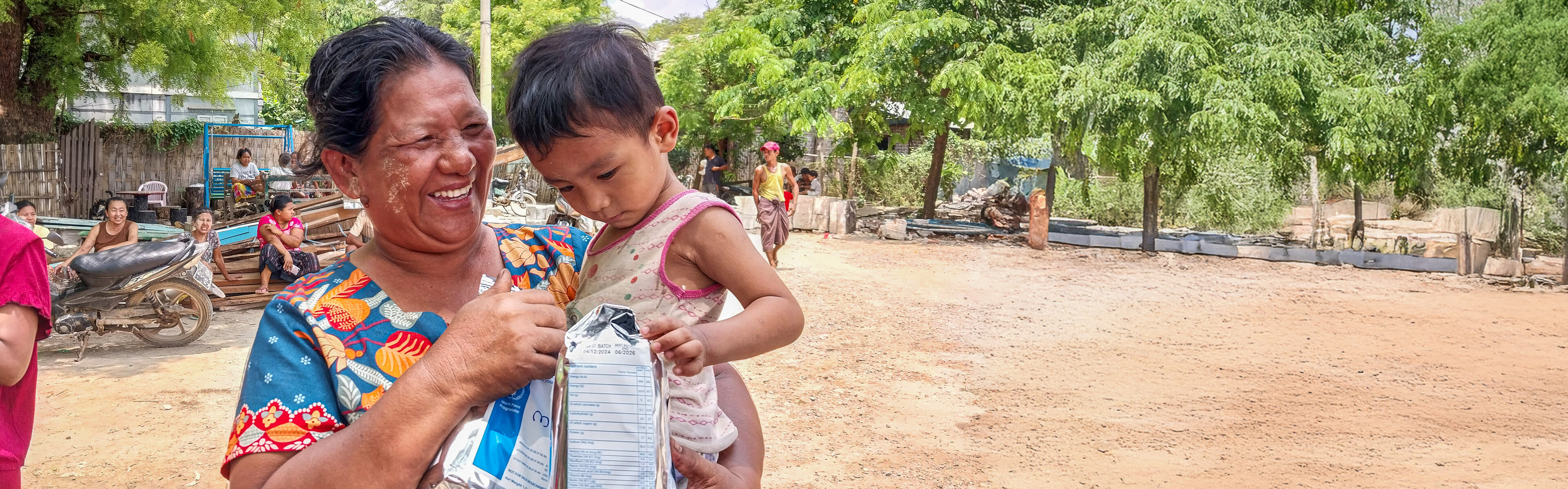 Eine Mutter mit Kind auf dem Arm in Myanmar
