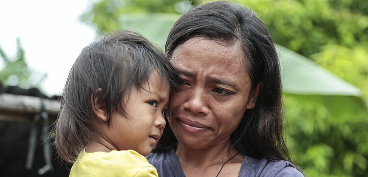 Frau und Kind nach Wirbelsturm Taifun Haiyan auf den Philippinen Frau und Kind nach Wirbelsturm Taifun Haiyan auf den Philippinen