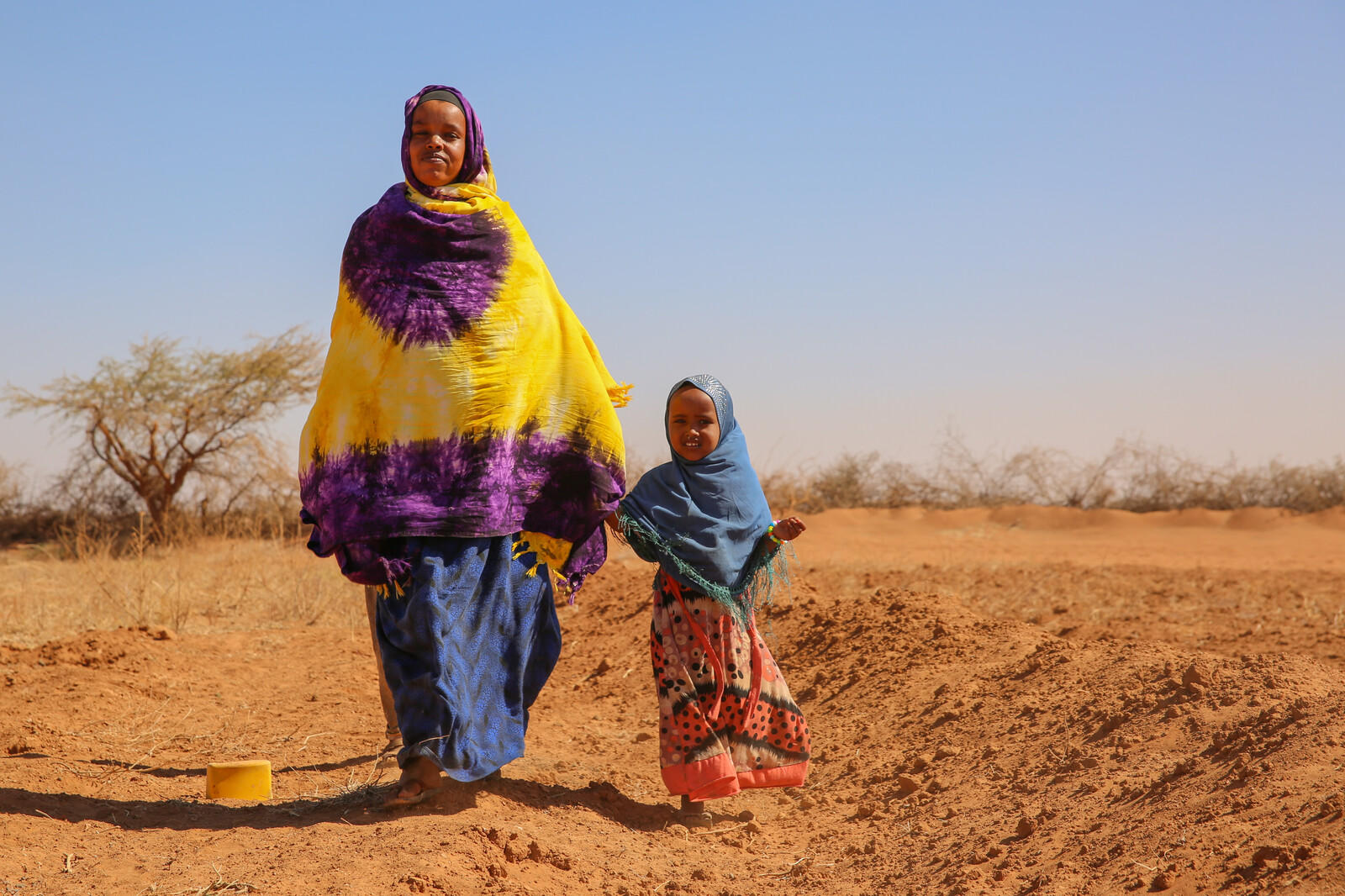 In Somalia geht eine Frau mit ihrem Kind durch die vertrocknete Landschaft. In Afrika herrscht eine extreme Dürre. 