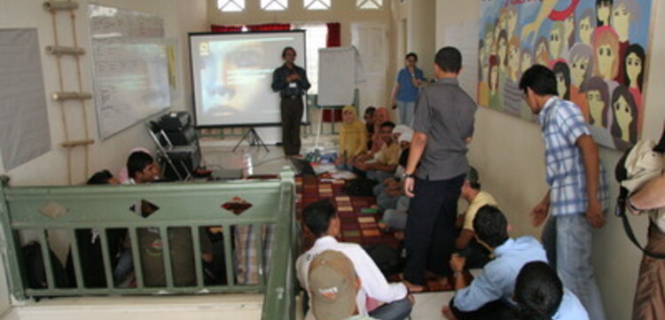 Tsunami-Hilfe Indonesien: Jugendworkshop im CARE-Jugendzentrum
