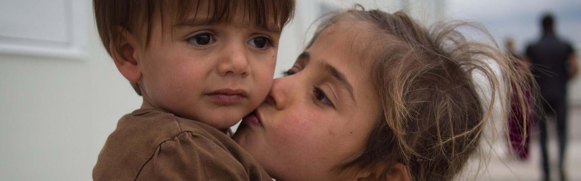 Hilfe für Flüchtlinge in Syrien: Auf dem Bild erkennt man zwei Kinder innerhalb eines Flüchtlingslagers.