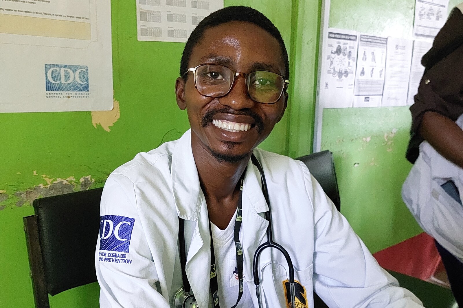 Ein Arzt an einer Klinik in Kakuma, Kenia
