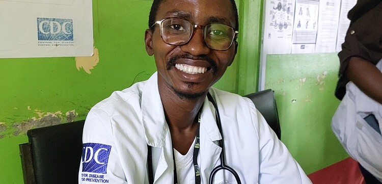 Ein Arzt an einer Klinik in Kakuma, Kenia Ein Arzt an einer Klinik in Kakuma, Kenia