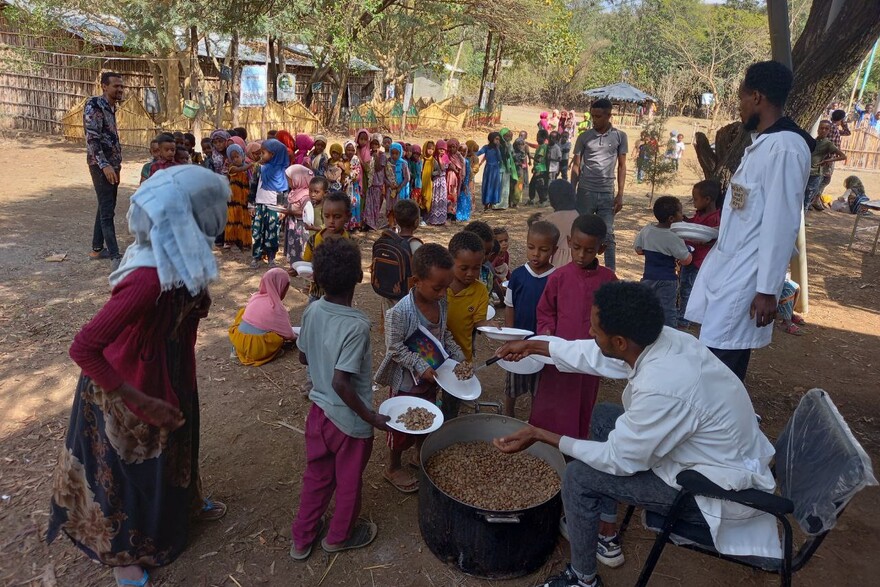 Kinder erhalten in Äthiopien eine Mahlzeit in der Schule