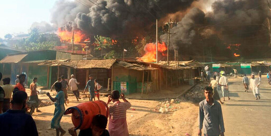 Tausende Menschen verlieren nach dem Feuer in einem Rohingya-Camp in Bangladesch ihre Unterkunft