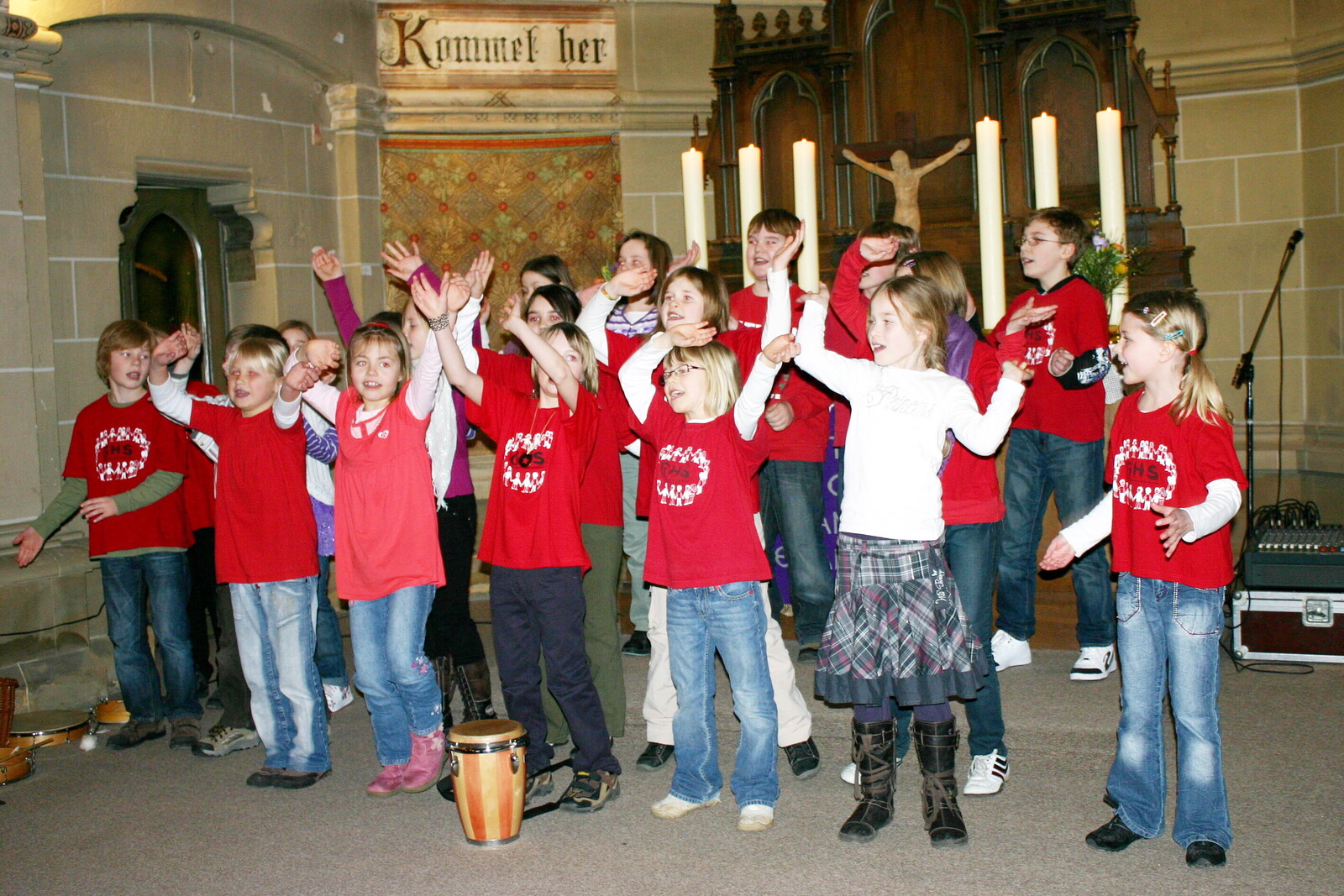 Eine Schulklasse gibt in einer Kirche ein Benefizkonzert, um für Menschen in Not zu sammeln.