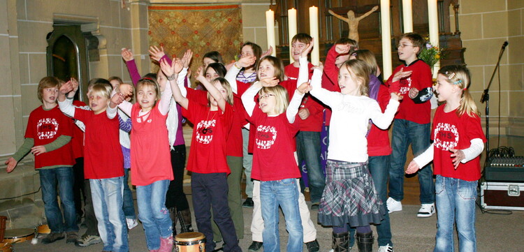 Eine Schulklasse gibt in einer Kirche ein Benefizkonzert, um für Menschen in Not zu sammeln.