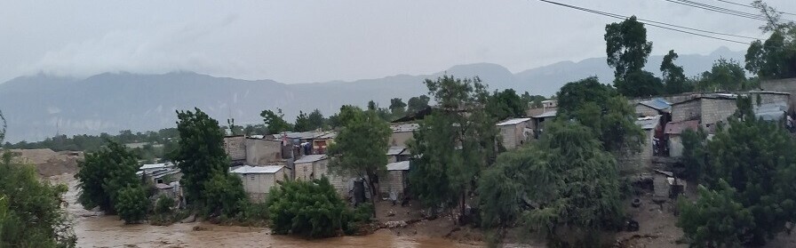 Wasser läuft in Haiti durch die Straßen aufgrund des Hurrikans Matthew.