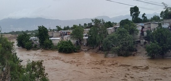Wasser läuft in Haiti durch die Straßen aufgrund des Hurrikans Matthew.