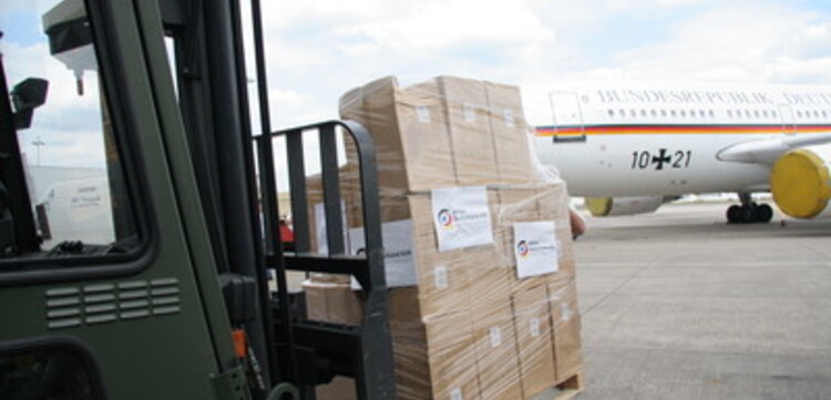 Zyklon in Birma: ADH Hilfsgüter werden zum Abtransport nach Birma verladen