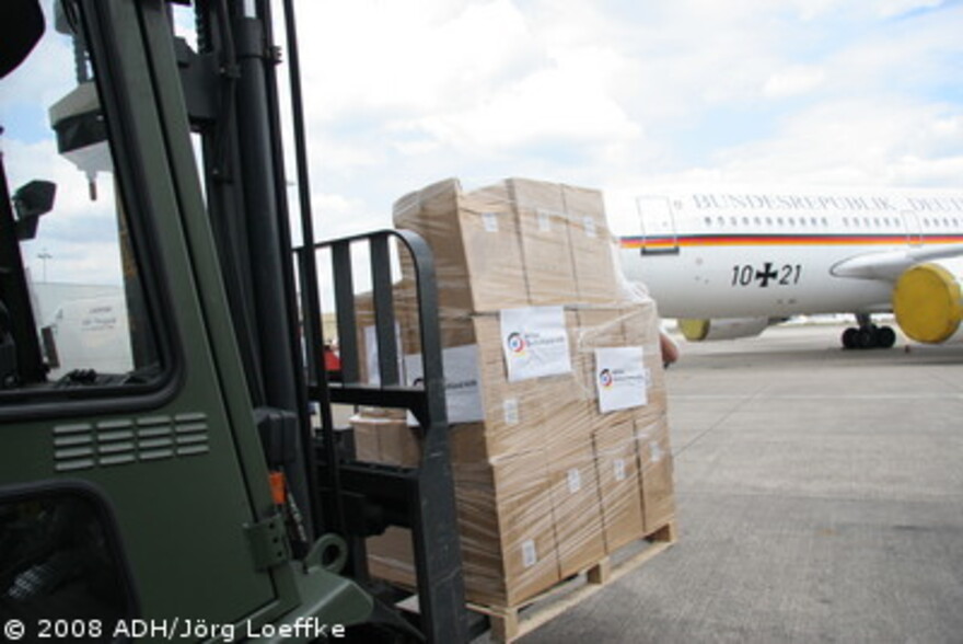Zyklon in Birma: ADH Hilfsgüter werden zum Abtransport nach Birma verladen