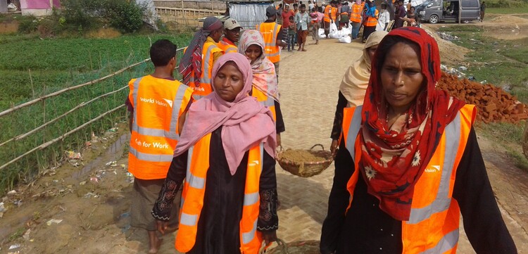 Dank eines Hilfsprojekts von World Vision fanden diese Rohingya-Frauen in Bangladesch Arbeit