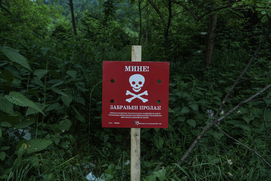 In Bosnien und Herzegowina warnt ein Schild vor einem verminten Gebiet In Bosnien und Herzegowina warnt ein Schild vor einem verminten Gebiet