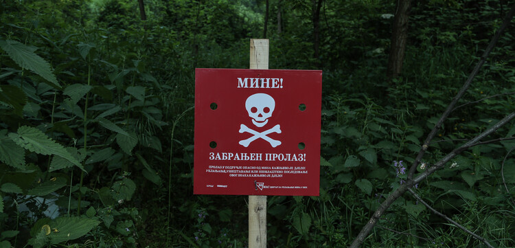 In Bosnien und Herzegowina warnt ein Schild vor einem verminten Gebiet