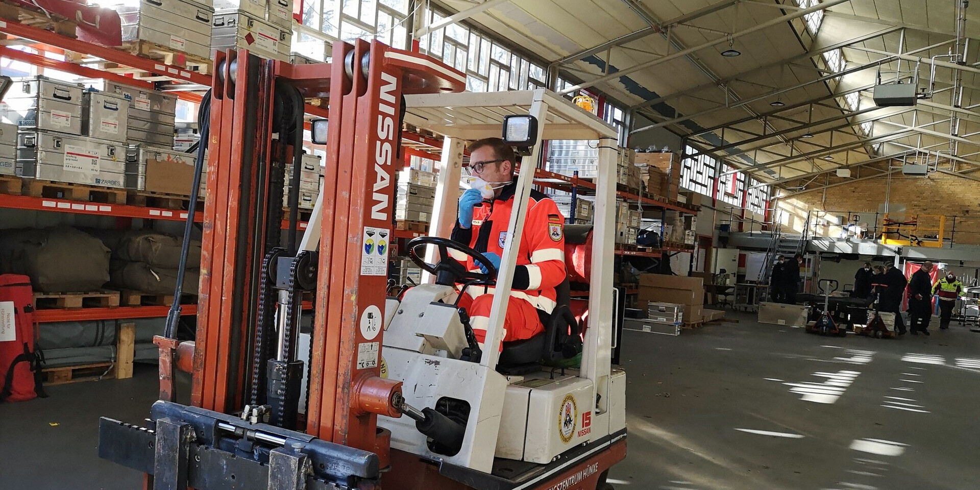 Ein Mitarbeiter des BRH sortiert mit einem Gabelstapler die medizinischen Notfallpakete in einem Lager Ein Mitarbeiter des BRH sortiert mit einem Gabelstapler die medizinischen Notfallpakete in einem Lager