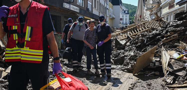 Nach der Hochwasserkatastrophe in Bad Neuenahr-Ahrweiler evakuieren die Johanniter die Rentnerin Ilse H. aus den Trümmern Nach der Hochwasserkatastrophe in Bad Neuenahr-Ahrweiler evakuieren die Johanniter die Rentnerin Ilse H. aus den Trümmern
