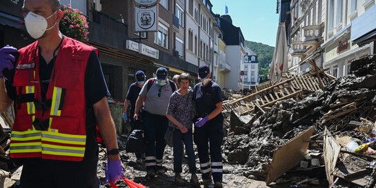 Nach der Hochwasserkatastrophe in Bad Neuenahr-Ahrweiler evakuieren die Johanniter die Rentnerin Ilse H. aus den Trümmern