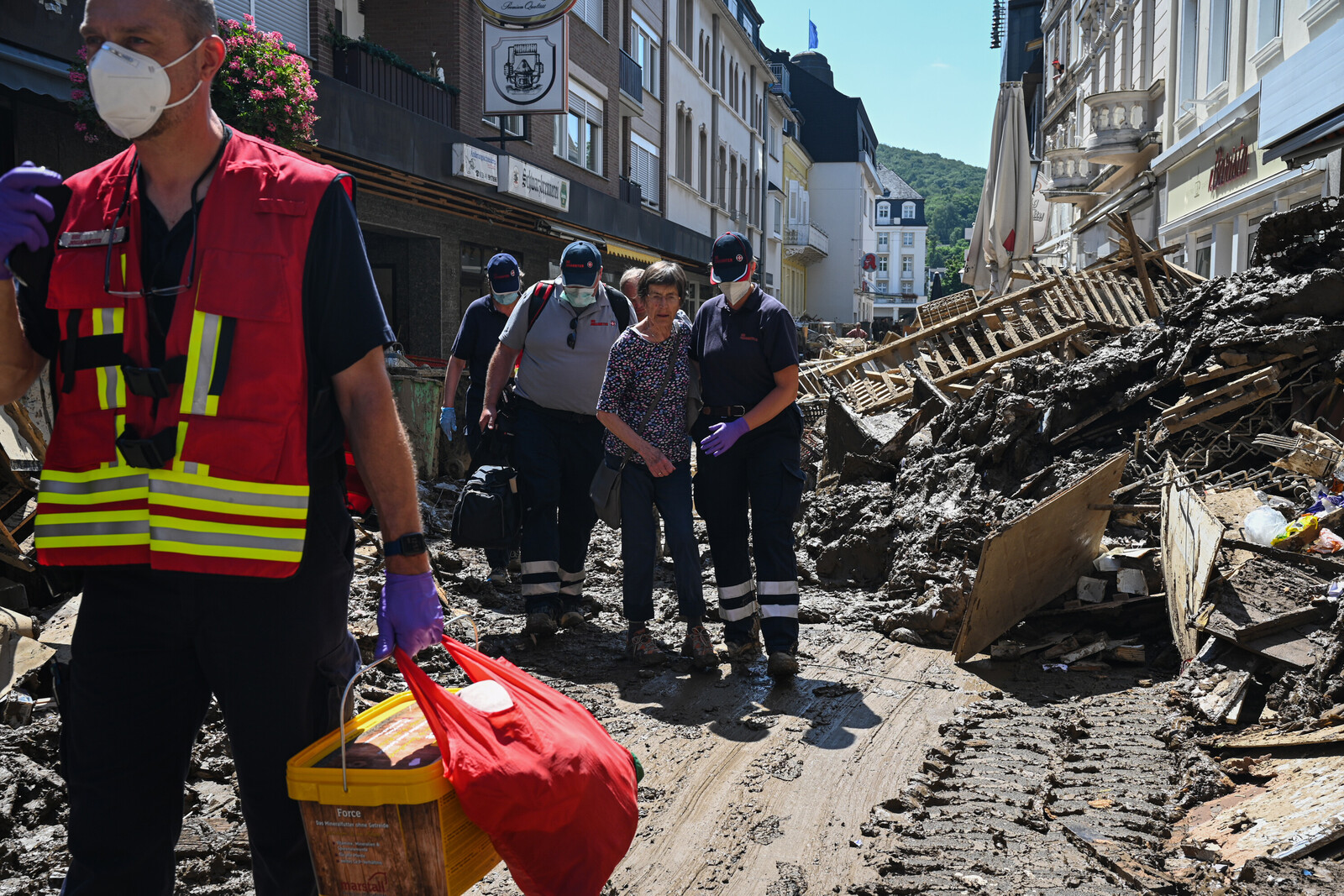 Nach der Hochwasserkatastrophe in Bad Neuenahr-Ahrweiler evakuieren die Johanniter die Rentnerin Ilse H. aus den Trümmern