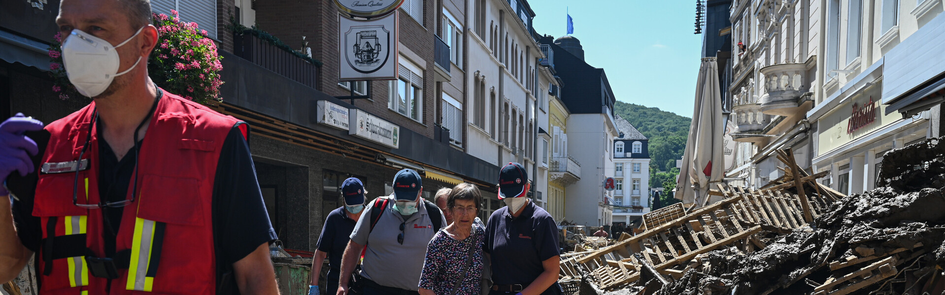 Nach der Hochwasserkatastrophe in Bad Neuenahr-Ahrweiler evakuieren die Johanniter die Rentnerin Ilse H. aus den Trümmern