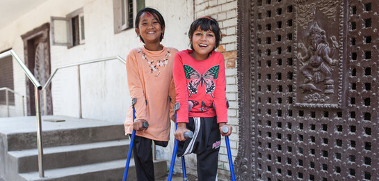 Nirmala und Khendo lernten sich nach dem Erdbeben in Nepal im Krankenhaus kennen - und sind noch immer Freundinnen