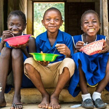 Kinder aus Sierra Leone bei der Schulnahrung Kinder aus Sierra Leone bei der Schulnahrung