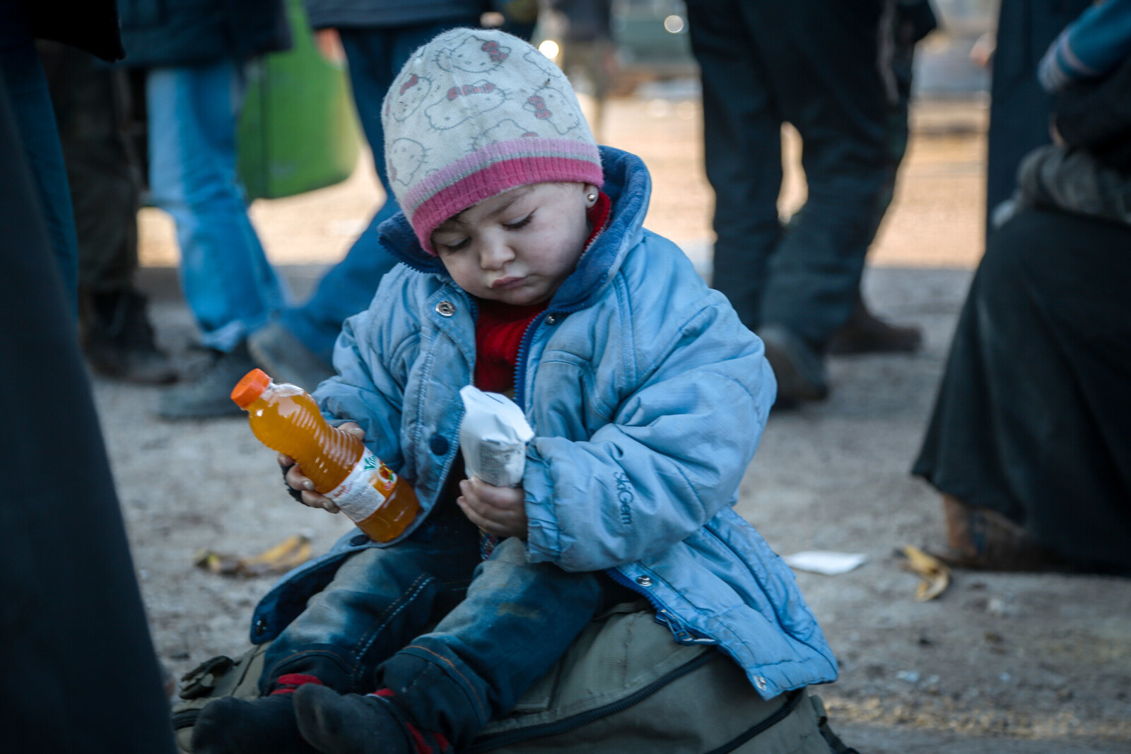 Ein kleines Kind, das mit seiner Familie aus Syrien geflohen ist