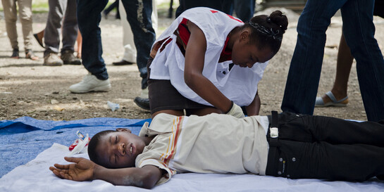 Eine Helferin versorgt einen Jungen nach dem Erdbeben in Haiti