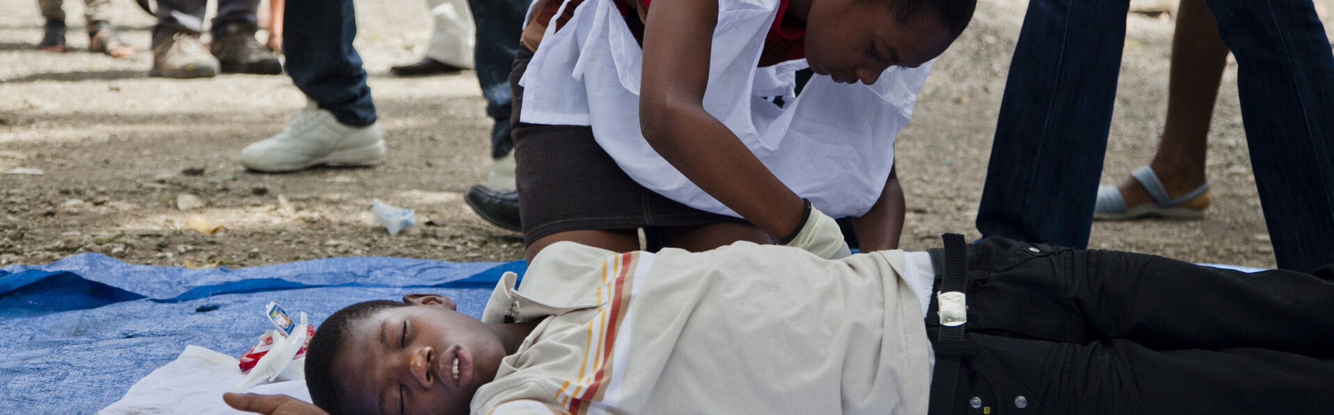 Eine Helferin versorgt einen Jungen nach dem Erdbeben in Haiti