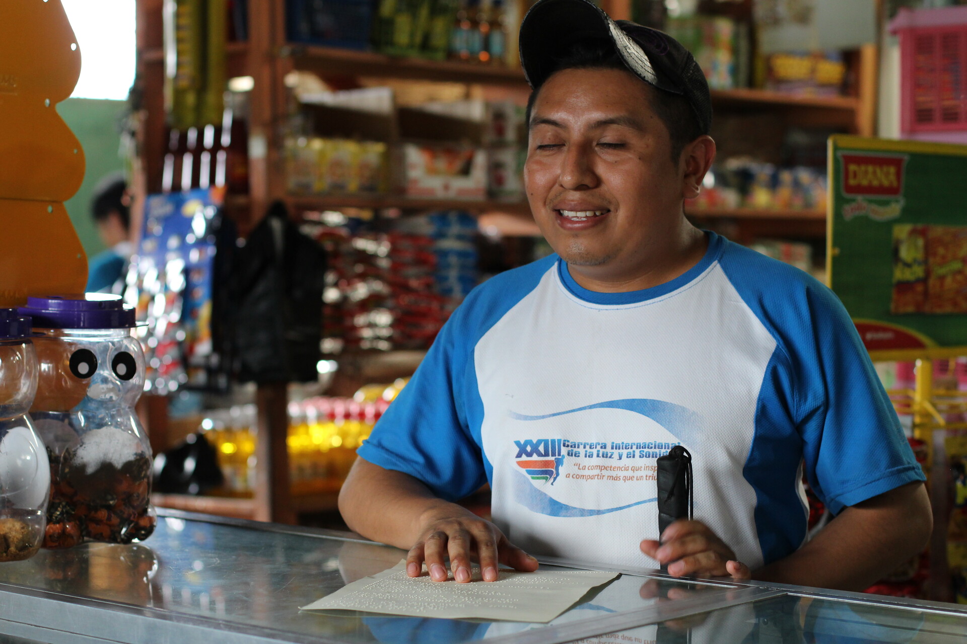 Ein blindes Kind liest in Guatemala etwas auf einem Zettel. Ein blindes Kind liest in Guatemala etwas auf einem Zettel.