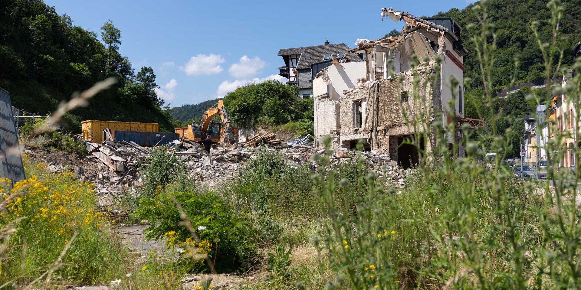 Ein Haus im Ahrtal wird abgerissen