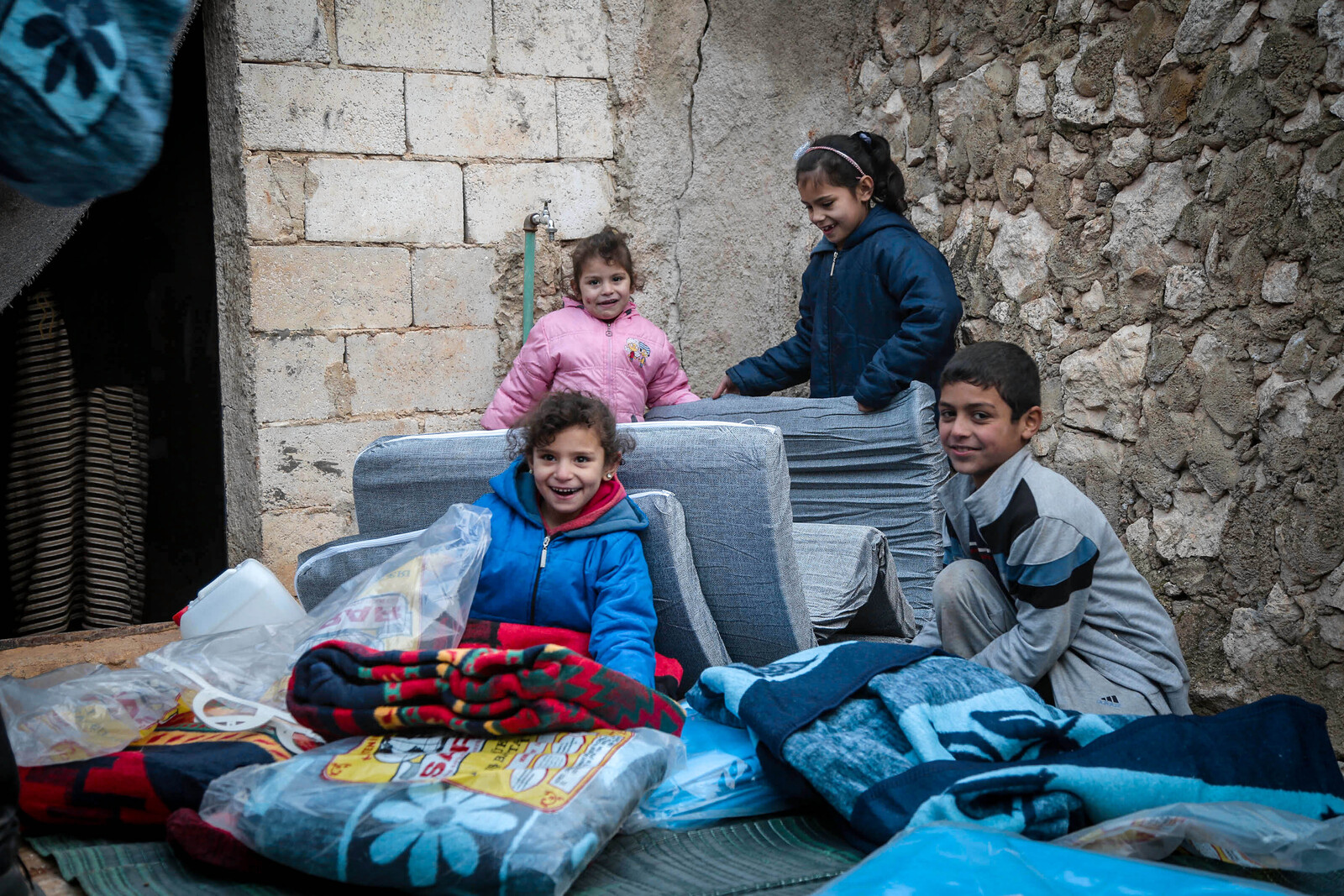 Kinder sitzen in einer Ruine in Aleppo