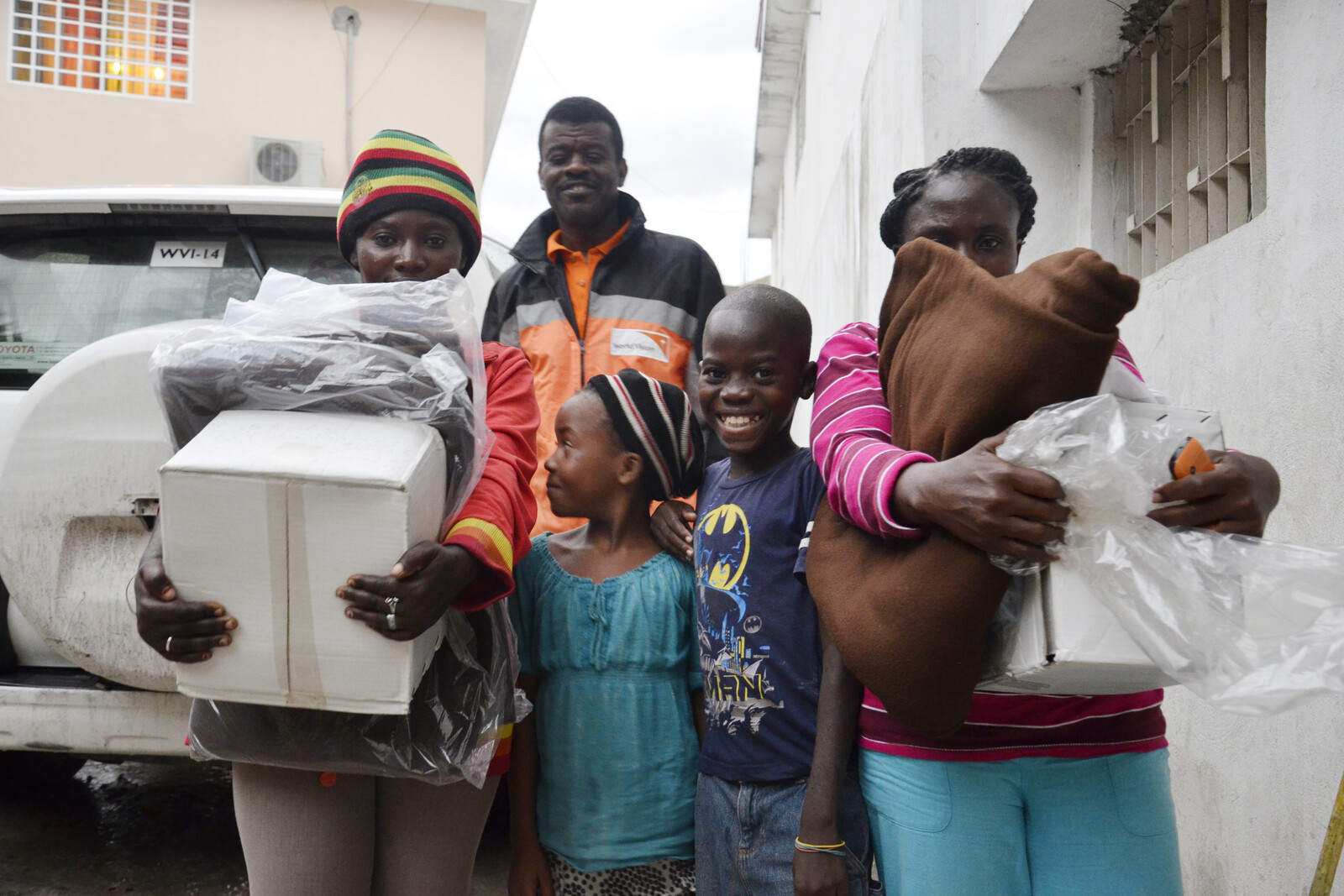 Zwei alleinerziehende Frauen und ihre Kinder haben Lebensmittel und Decken erhalten. Viele Familien wissen nicht, wie sie nach dem Hurrikan Geld verdienen sollen.