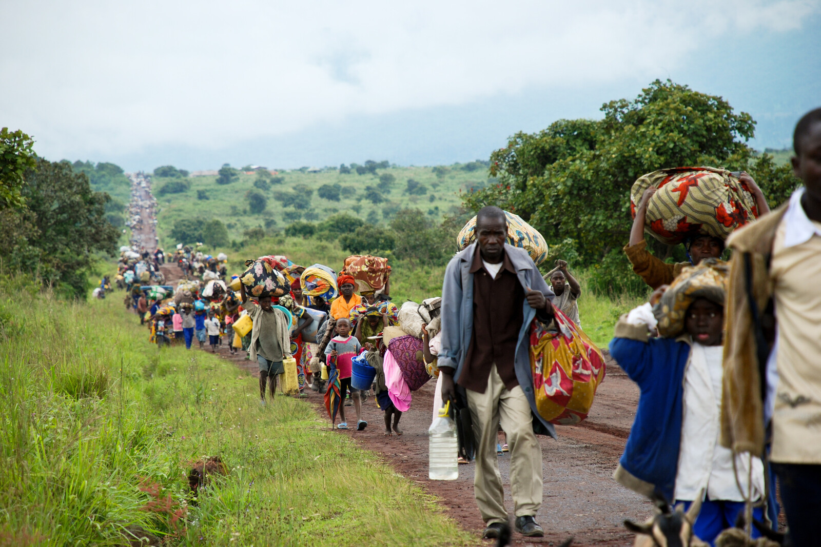 Menschen im Kongo ziehen an einen sicheren Ort