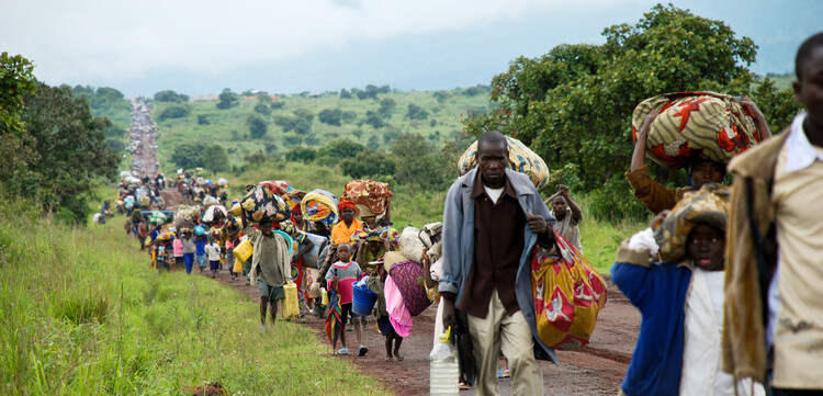 Menschen im Kongo ziehen an einen sicheren Ort Menschen im Kongo ziehen an einen sicheren Ort
