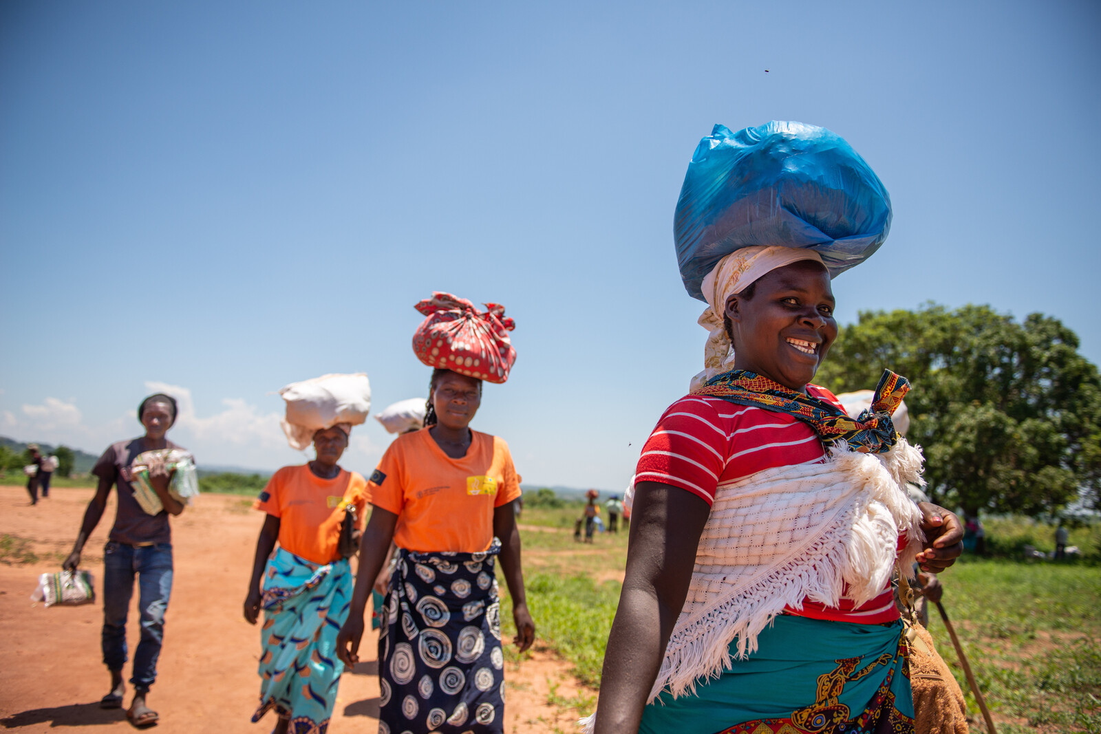 Frauen in Mosambik tragen Bündel auf ihrem Kopf