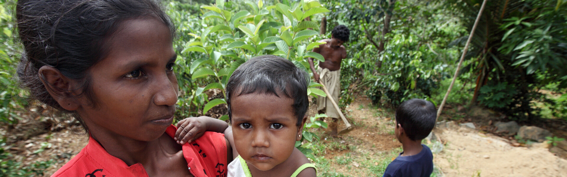 Sri Lanka ist oft von schweren Überschwemmungen betroffen - diese Frau wird von den Bündnisorganisationen unterstützt
