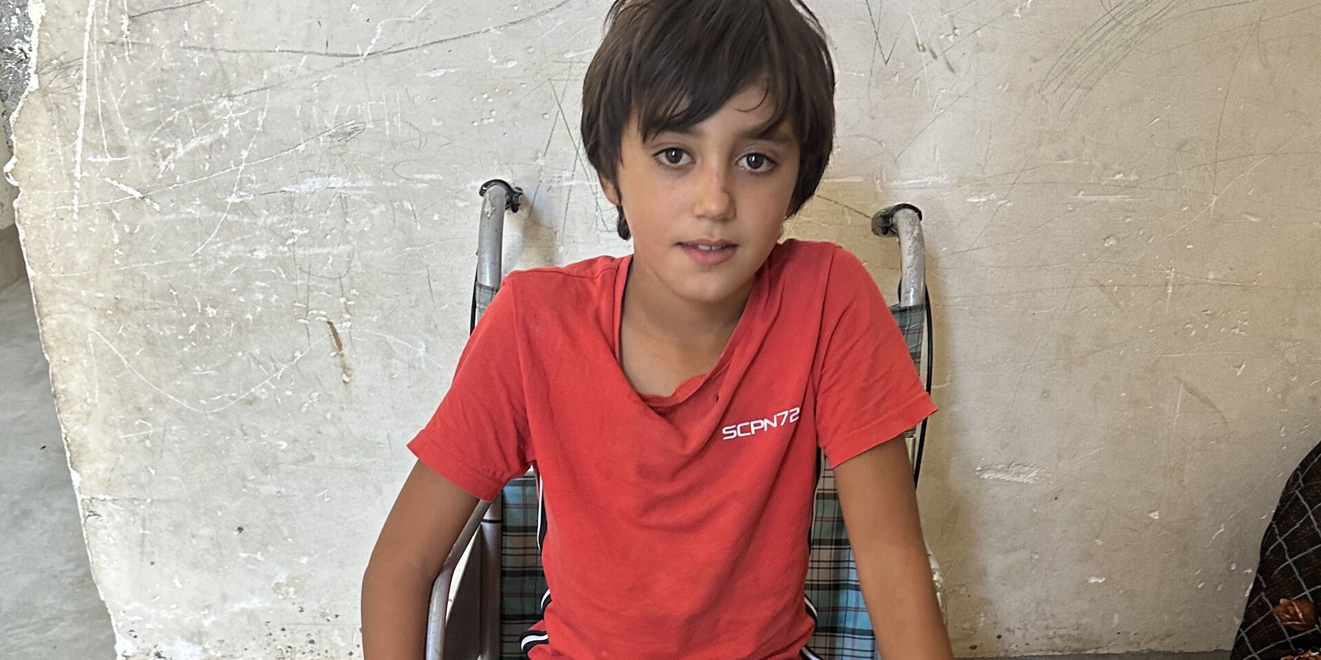 Amer im Rollstuhl, nachdem er durch einen Blindgänger sein Bein verlor