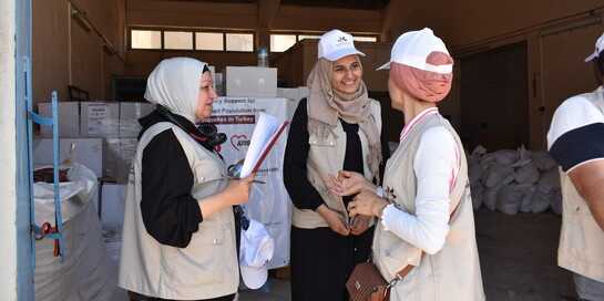 Helferinnen besprechen sich in Syrien