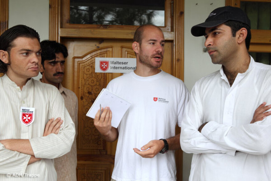 011pakistan-trappe-besprechung2 Flut Pakistan: Helfer der Malteser in einer Besprechung2