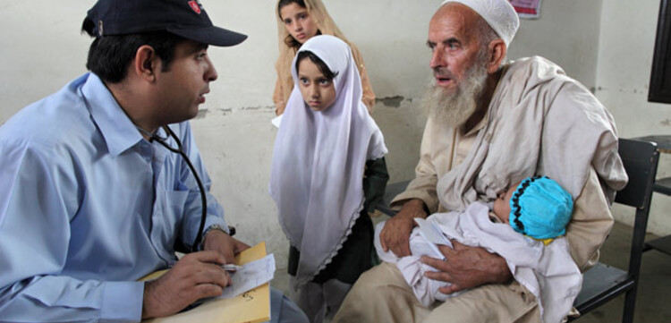 Flut Pakistan: Mann mit Baby Flut Pakistan: Mann mit Baby