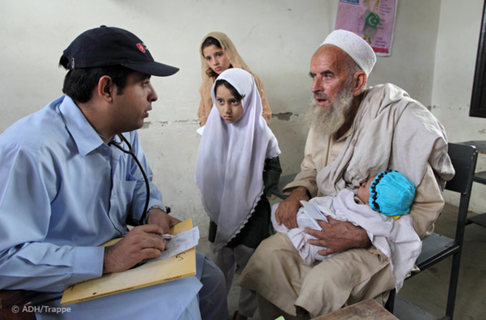 026pakistan-trappe-klink10 Flut Pakistan: Mann mit Baby