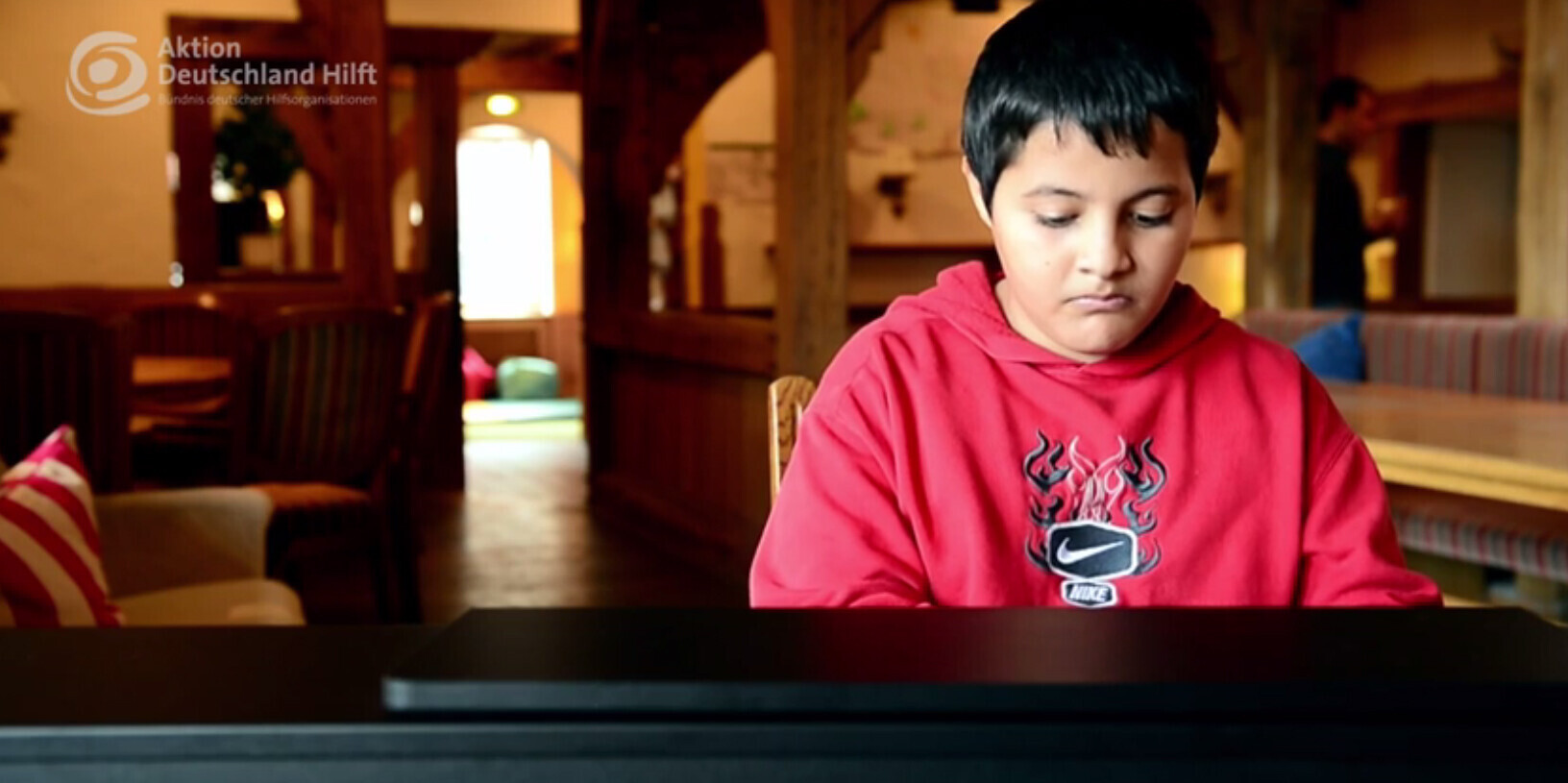 Abdul sitzt an einem Klavier und spielt. Abdul sitzt an einem Klavier und spielt.