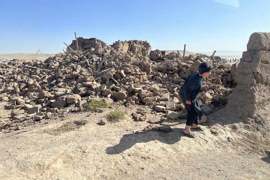 Ein Kind in Afghanistan nach dem Erdbeben im Oktober 2023