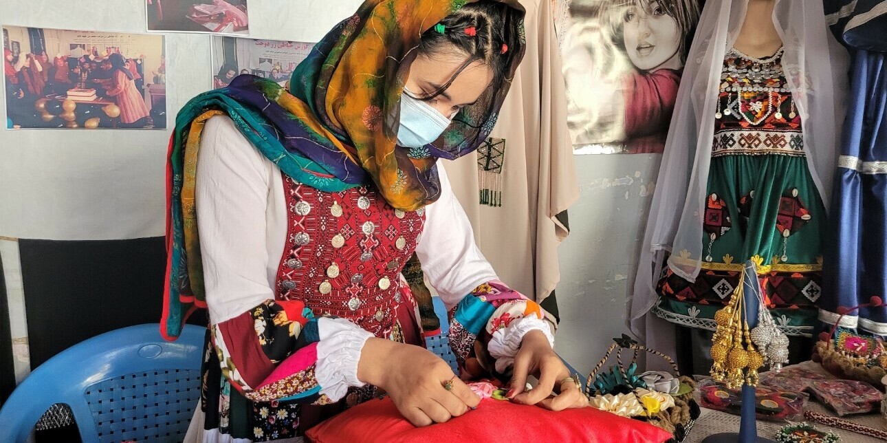 Surya hat in Afghanistan ihr eigenes Unternehmen als Näherin aufgebaut Surya hat in Afghanistan ihr eigenes Unternehmen als Näherin aufgebaut