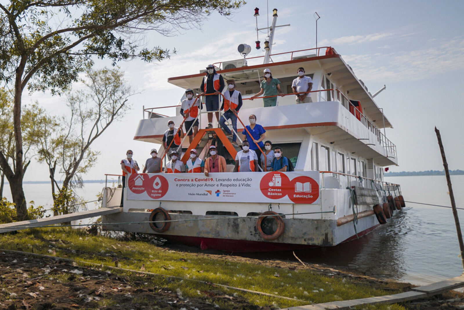 Das Medizinschiff der Hilfsorganisation World Vision versorgt entlegene Amazonasgebiete