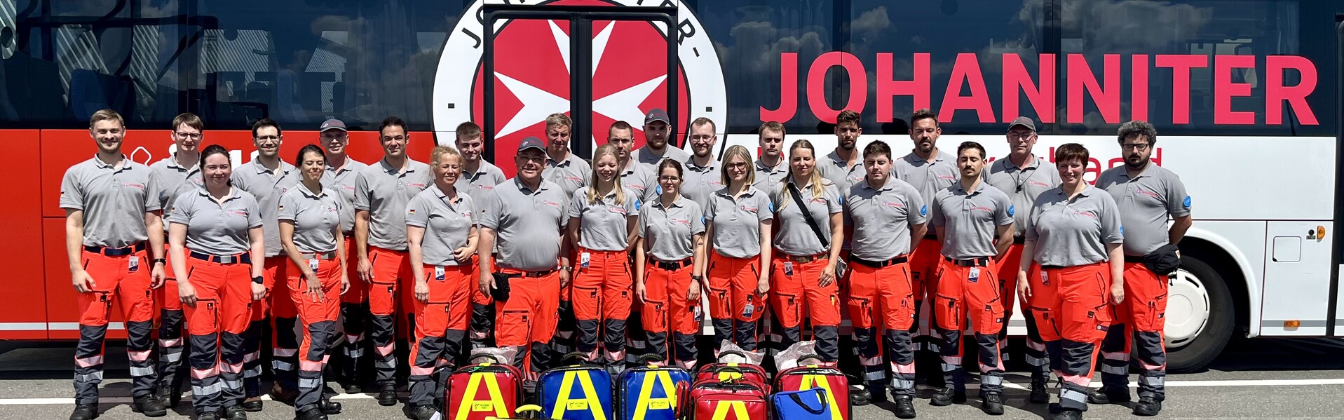 Ein Nothilfeteam der Johanniter steht vor einem Bus Ein Nothilfeteam der Johanniter steht vor einem Bus