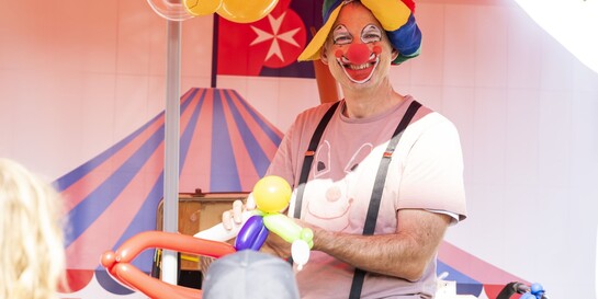 Hochwasserhilfe in Dernau: Ein Clown im Zirkuszelt der Johanniter