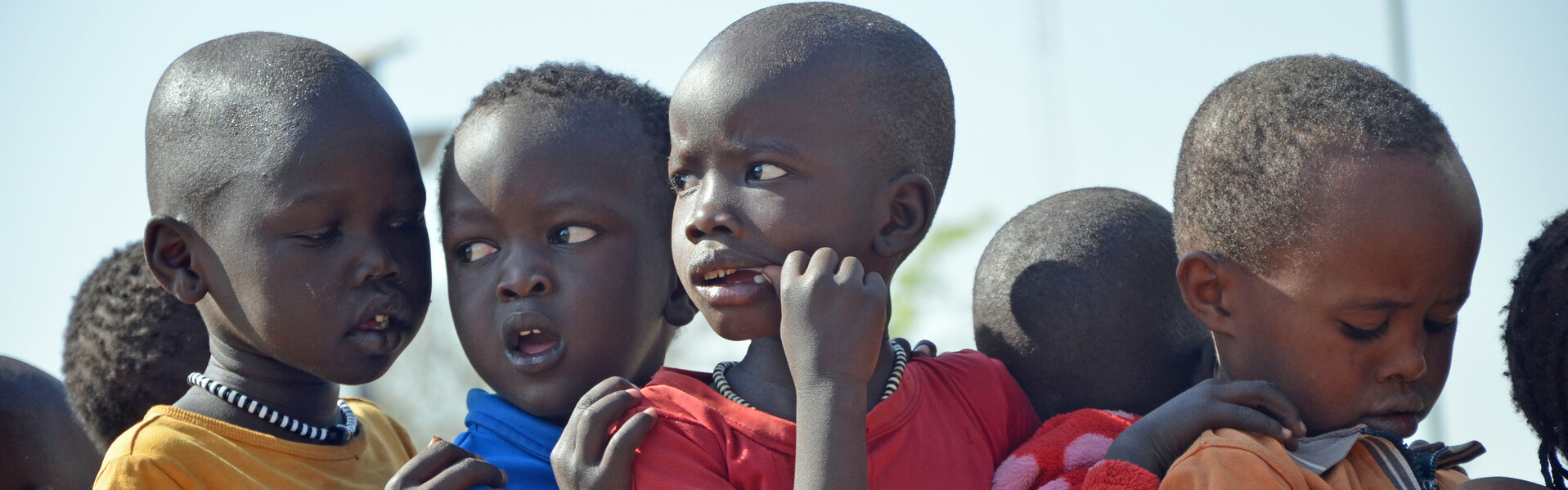 Kinder in Kenia, einem Nachbarland von Tansania